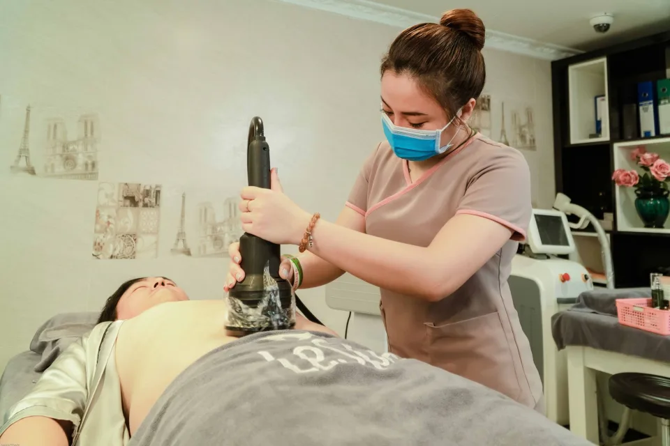 Kệ mỹ phẩm và sản phẩm chăm sóc da